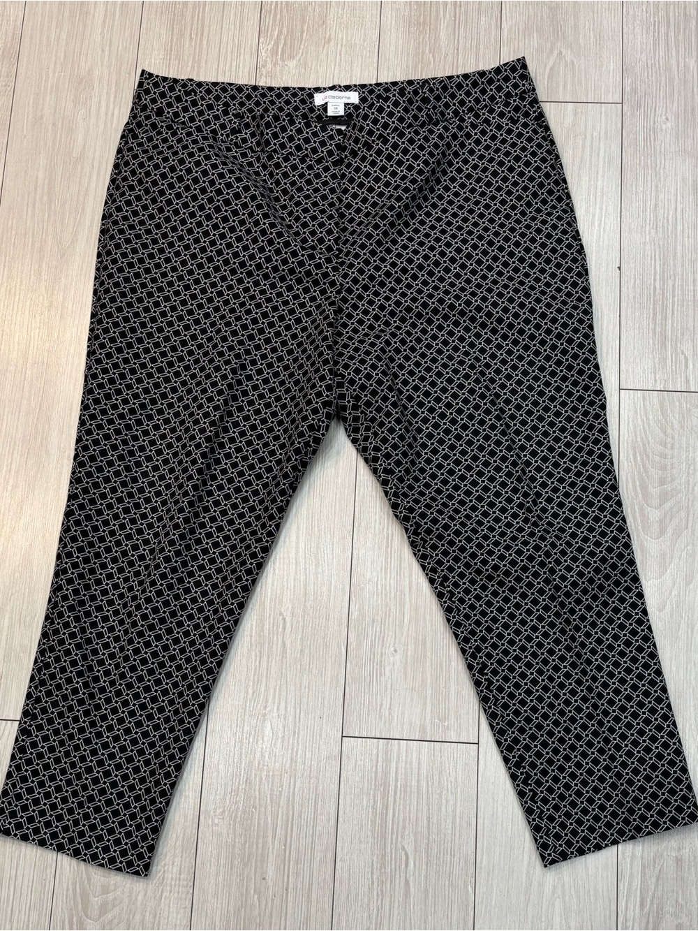 Liz Claiborne Black and White Geometric Pattern Emma Cropped Pants